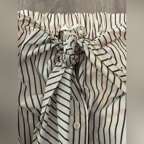 H&M Off The Shoulder Button Down Blouse - Picture 4 of 6